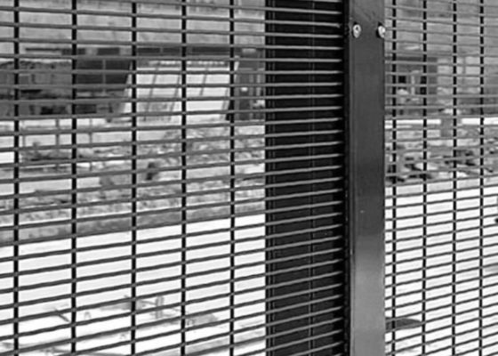 Paneles de malla de alambre soldado con agujeros cuadrados negros para escuelas con fácil instalación