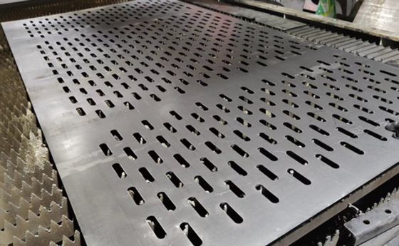 1m*2m/1.22m*2.44m Hoja de malla perforada personalizable con tamaños de agujero personalizables