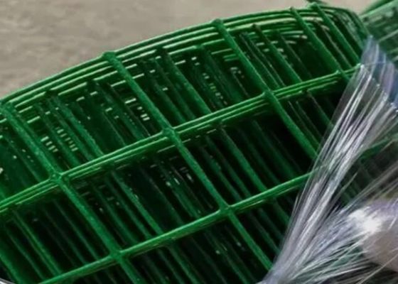 El verde cubrió el alambre Mesh Roll Welded Wire Mesh de 0.35mm-6m m que cercaba Rolls antienvejecedor