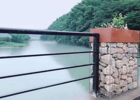 Mallas de alambre de soldadura pesada utilizadas como gabión decorativo en la construcción del paisaje