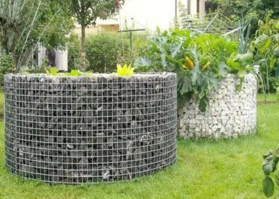 Mallas de alambre de soldadura pesada utilizadas como gabión decorativo en la construcción del paisaje