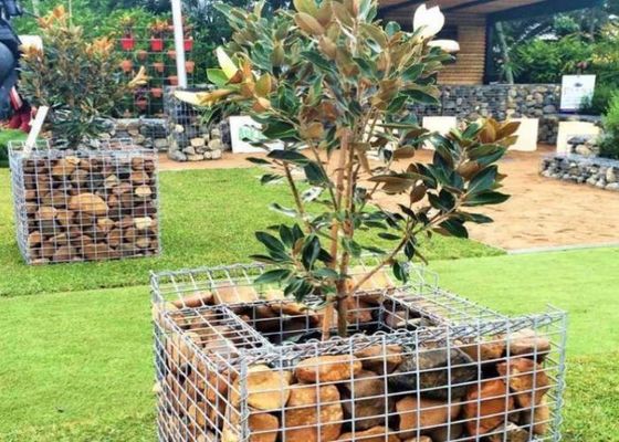 Mallas de alambre de soldadura pesada utilizadas como gabión decorativo en la construcción del paisaje