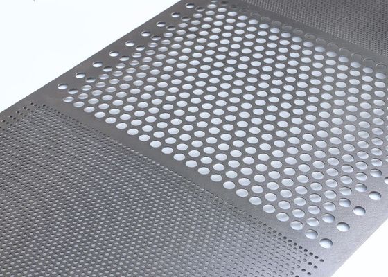 0.7 mm de hoja de aluminio perforado blanco con agujeros cuadrados para la decoración