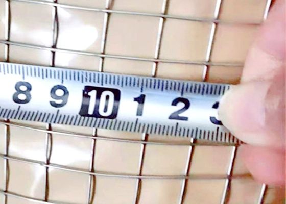 Malla de alambre soldado electrogalvanizado con rollo de 50 m de longitud y 0,5 m de ancho para cercados de animales