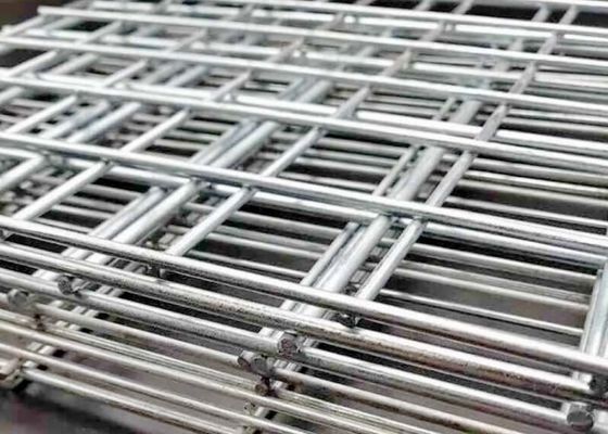Paneles de malla de alambre soldado galvanizado por inmersión en caliente, duraderos y personalizables para aplicaciones versátiles