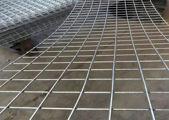 Paneles de malla de alambre soldado galvanizado por inmersión en caliente, duraderos y personalizables para aplicaciones versátiles