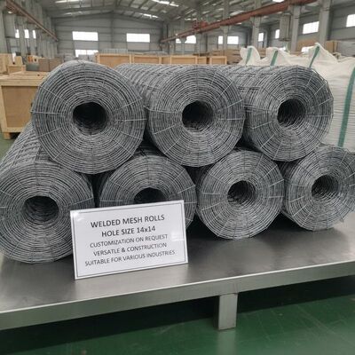 Tamaño de agujero 14 por 14 Rolos de malla soldada Personalización a pedido Versátil y de construcción adecuada para diversas industrias