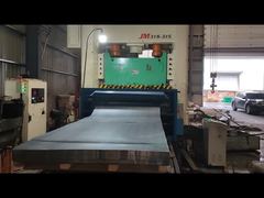 Línea de producción de láminas de metal perforadas.